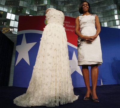 La primera dama estadounidense, Michelle Obama, junto al vestido que ha donado al Museo Nacional de Historia Estadounidense.