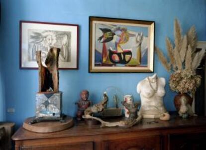 Cómoda y obras de arte en la Farley Farm House, la casa de campo inglesa de la fotógrafa Lee Miller.