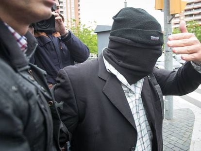 Joaquín Benítez tapant el seu rostre en anar a declarar al jutjat.