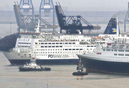 El ferry Pride of Bilbao, junto al Queen Elisabeth II, a la entrada del puerto de Bilbao el 30 de agosto de 2006.