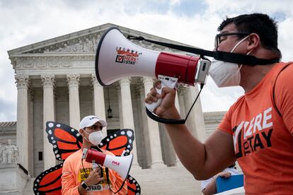 Beneficiarios del programa DACA ('dreamers') se manifiestan frente a la Corte Suprema el 18 de junio de 2020 en Washington, DC.