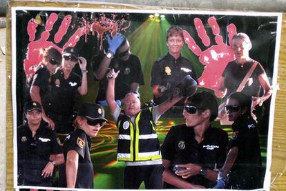 Reproducción de uno de los carteles con fotomontajes que han aparecido en el paso de Beni-Enzar, el principal puesto fronterizo entre Marruecos y España en Melilla, para protestar por las actuaciones de la Policía española. El Sindicato Unificado de Policía los ha calificado de "denigrantes".