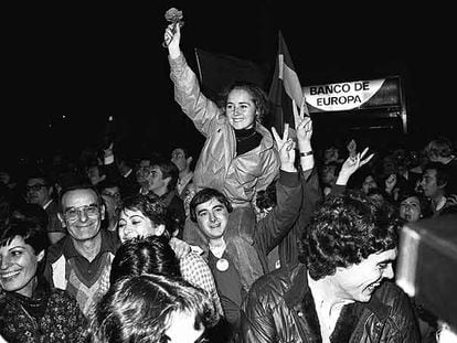 Celebración popular de la victoria del PSOE frente al hotel Palace, en Madrid, donde estaba Felipe González.