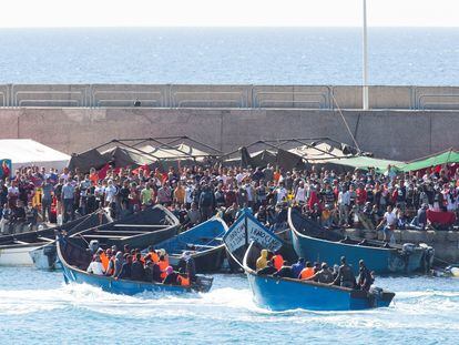 Cientos de migrantes hacinados en el muelle de Arguineguín (Gran Canaria) en noviembre de 2020.