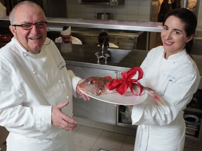 El cocinero Juan Mari Arzak y su hija Elena, en la cocina de su restaurante en San Sebastián, en una imagen de archivo.