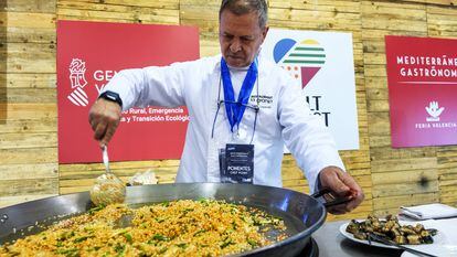 Adolfo Cuquerella, dueño del restaurante La Granja de Sueca, en el Concurs Internacional de Paella Valenciana.
