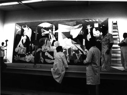 El 'Guernica', de Picasso, colocado en una urna de cristal en el Casón del Buen Retiro, de Madrid, en septiembre de 1981.