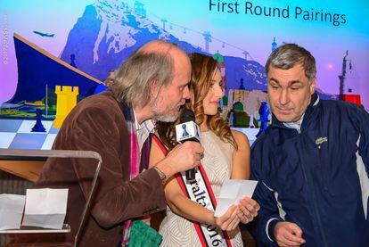 Ivanchuk mira el resultado del sorteo de emparejamientos, anoche en la ceremonia inaugural, junto a Miss Gibraltar, Kailey Mifsud, y el director del torneo, Stuart Conquest