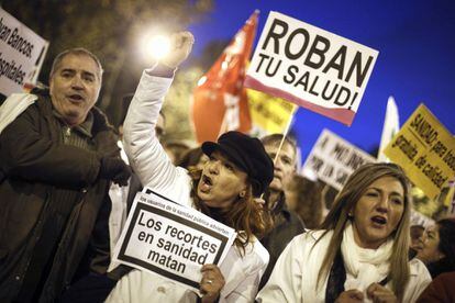 Pancartas contra los recortes y la privatización de la sanidad en Madrid.
