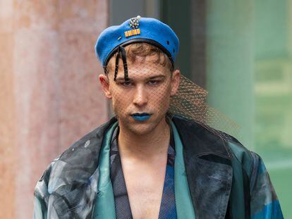 Tommy Dorfman, vestido de Maison Margiela, en febrero de 2020 en París.