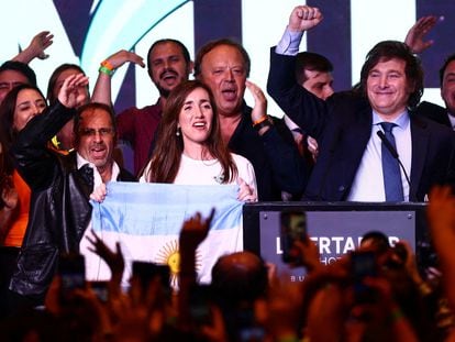 Victoria Villarruel, con una bandera argentina, y Javier Milei celebraban el domingo los resultados de las elecciones presidenciales en su país.