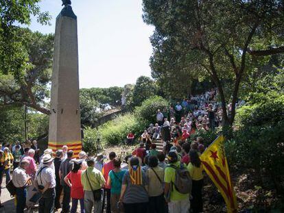 El acto reivindicativo por los &lsquo;papeles de Salamanca&rsquo; al pie del monumento a Fr&eacute;d&eacute;ric Mistral.