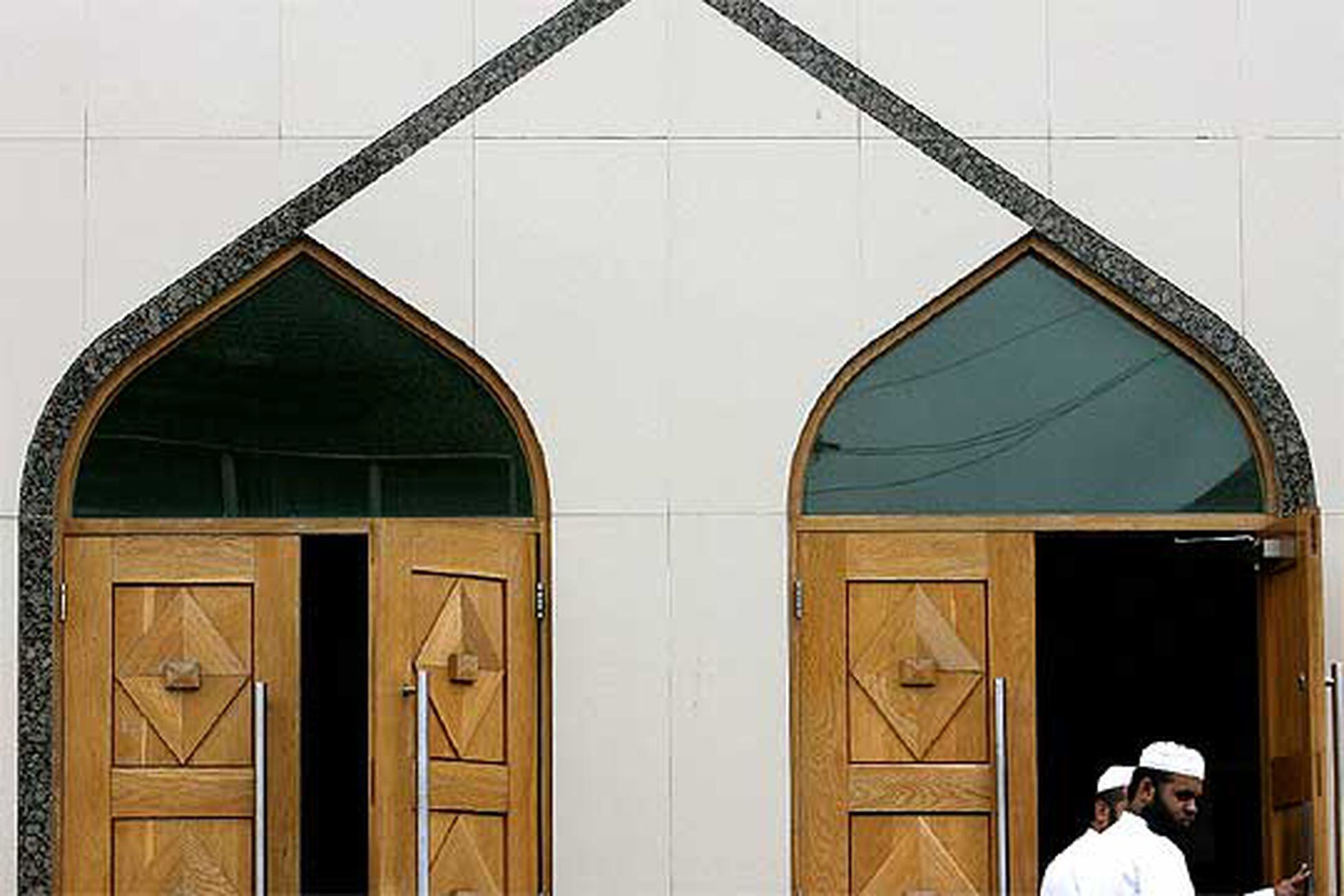 Dos fieles entran en la mezquita Masjid EUmer en Walthamstow Internacional EL PAÍS