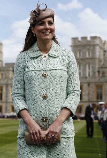 La duquesa de Cambridge ha acompañado a la reina Isabel II en muchos actos. En la imágen, en los jardínes de palacio.