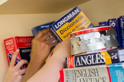 Alumnos de un colegio público de Barcelona cogen diccionarios en una clase de inglés.
