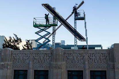 Trabajadores instalaban el viernes el nuevo logo en las oficinas de la empresa, en San Francisco.