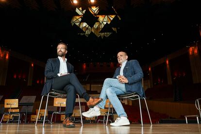 De Juan Márquez, Vize-Consejero de Cultura del Cabildo de Canarias, an de Jorge Perdigón, Direkter vun der FIMC, poséieren an engem Festival des Auditorios.