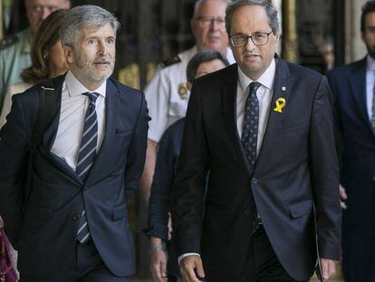 Grande-Marlaska (izq.) y Quim Torra, asisten a la Junta de Seguridad de Cataluña en el Palau de la Generalitat