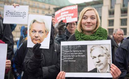 Protesta por la liberación del ciberactivista australiano Julian Assange, frente a la Puerta de Brandenburgo, este miércoles en Berlín.