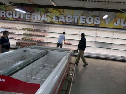 Un supermercado en Caracas, pr&aacute;cticamente vac&iacute;o. 