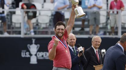 Jon Rahm celebra su triunfo en el US Open este domingo.