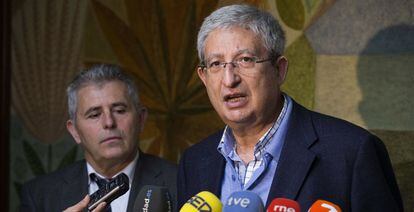 El director de Salud Pública de Murcia, Manuel Molina Boix (d).