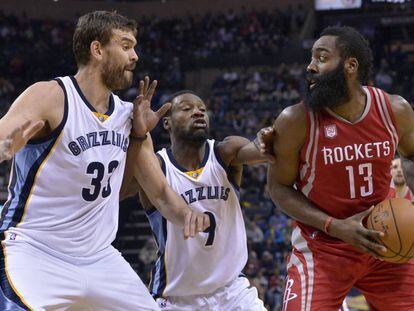 Marc Gasol y Allen, ante Harden.