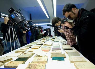 Algunos de los <b><i>papeles de Salamanca</b></i> depositados ayer en el Arxiu Nacional de Catalunya.