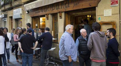 El bar Ganbara, en la Parte Vieja de San Sebastián, es uno de sus lugares favoritos. Allí charla con amigos sobre temas como los chipirones, la Real Sociedad o el tiempo.