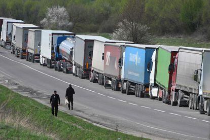 Cola de camiones en el cruce fronterizo de  Rava-Ruska entre Ucrania y Polonia, este 18 de abril.