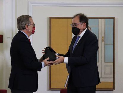 José María Alonso entrega el premio Defensa de la Abogacía al secretariogeneral de Instituciones Penitenciarias.