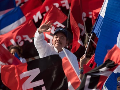 Daniel Ortega saluda a su llegada a la celebración del 39 aniversario de la Revolución Sandinista.