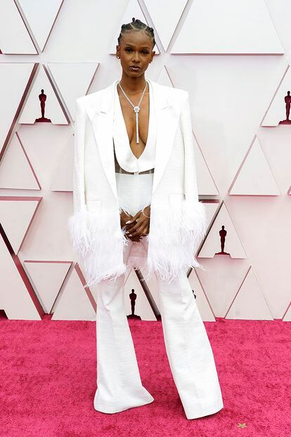 La artista Tiara Thomas ganó el Oscar a mejor canción original por su interpretación para Judas y el mesías negro, Fight For You. Escogió un traje blanco hecho a medida de Jovana Louis.