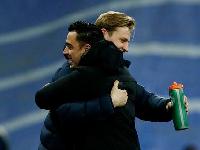 Xavi abraza a De Jong.
