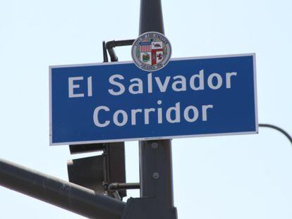 R&oacute;tulo de El Salvador Corridor en Los &Aacute;ngeles