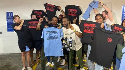 Trabajadores de la tienda de Apple en Towson (Maryland) celebran la victoria en la votación para sindicarse.