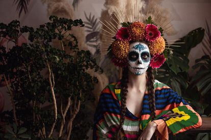 Una mujer, con maquillaje inspirado en el Día de Muertos.