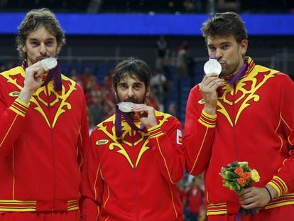 Pau Gasol, Juan Carlos Navarro y Marc Gasol, en el podio de Londres 2012 con la medalla de plata de la selecci&oacute;n de baloncesto.