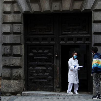 GRAF4778. MADRID, 13/05/2020.- Un hombre trata de entrar en un centro de salud en Madrid este miércoles durante la fase 0 de desescalada del estado de alarma por el coronavirus. EFE/David Fernández