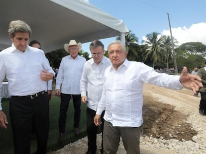 El presidente Andrés Manuel López Obrador junto al enviado especial de EE UU para el clima, John Kerry, en octubre, en Chiapas.