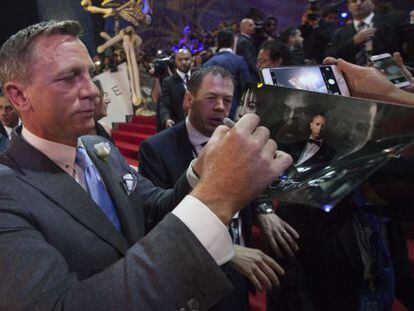 Daniel Craig firma autógrafos en la alfombra roja de México.