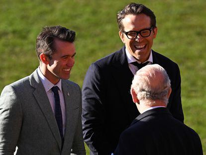 Los actores Rob McElhenney y Ryan Reynolds saludan al Rey Carlos III durante su visita a Wrexham.