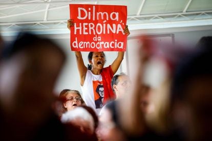 Manifestantes en favor de Dilma Rousseff protestan frente al Palacio de Alborada, en Brasilia (Brasil).