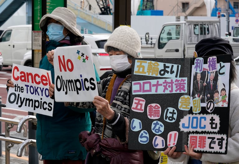 Manifestantes contra los Juegos, el viernes, en Tokio.