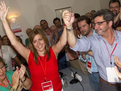 Antonio Gutiérrez Limones estrecha la mano a Susana Díaz después de ser elegida como secretaria general del PSOE de Sevilla.