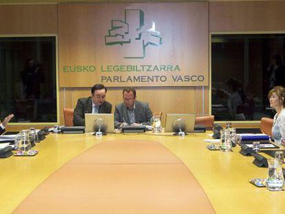 Agirrezabala (en el centro), junto a otros miembros de la comisi&oacute;n de investigaci&oacute;n parlamentaria del &#039;caso De Miguel&#039;.
