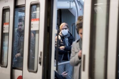 Varios viajeros en un tren en la estación de metro de Diagonal, en Barcelona, este lunes.