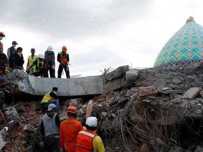 Equipos de rescate, en los restos de una mezquita. 