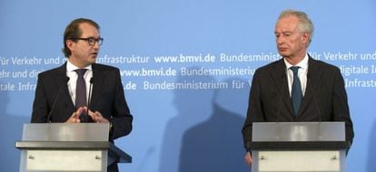 El presidente de Germanwings, Thomas Winkelmann, y el ministro alem&aacute;n de Transporte, Alexander Dobrindt.