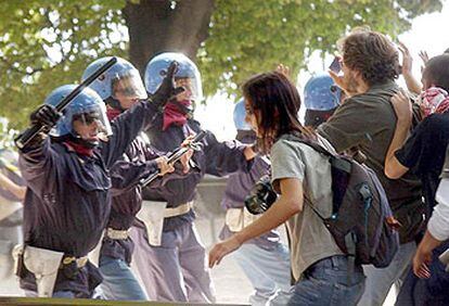 La policía italiana cierra el paso a manifestantes antiglobalización, ayer, en Riva del Garda (Italia).